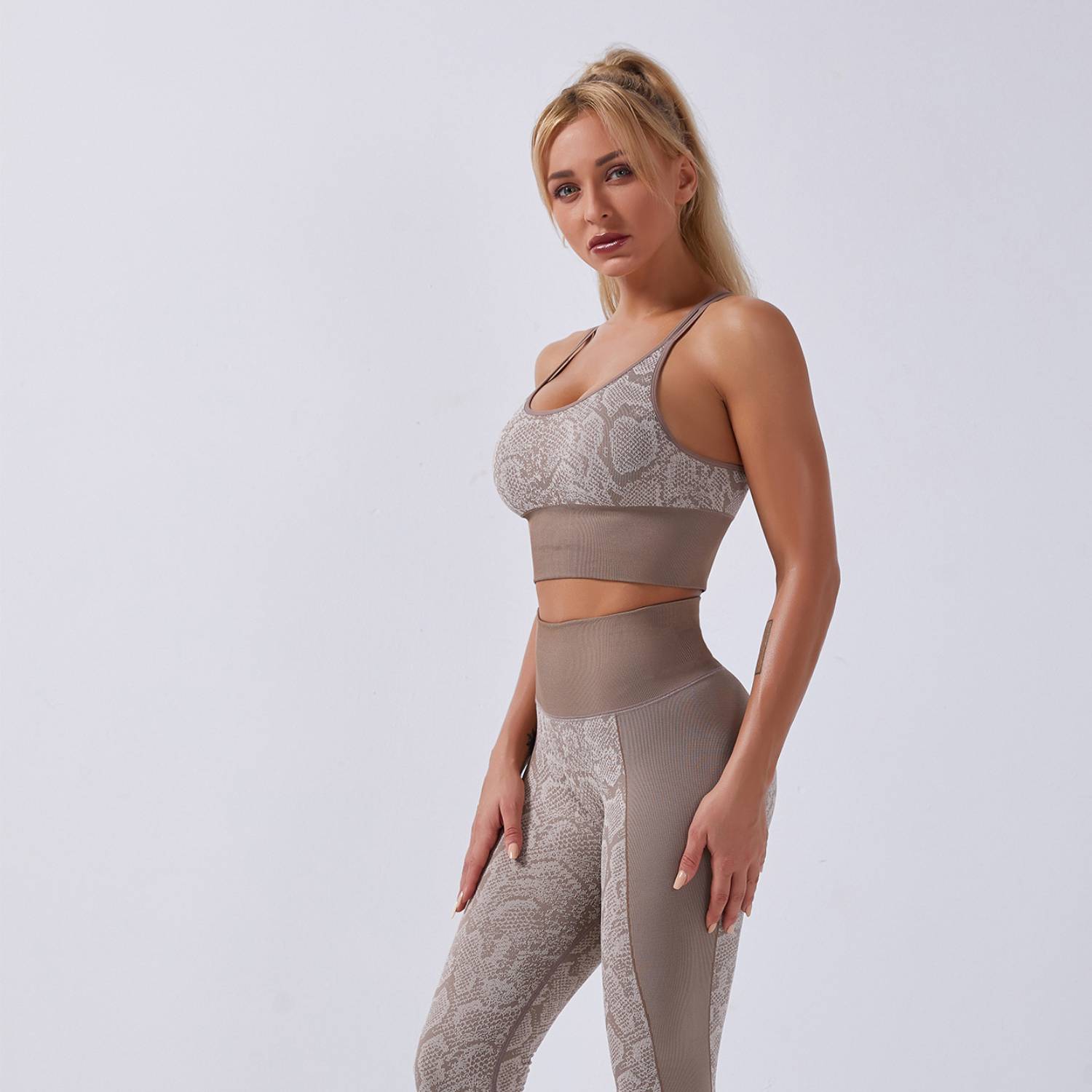 Alvionz seamless snake print yoga set with moisture-wicking fabric, featuring fitted leggings and a matching sports bra for workout comfort.