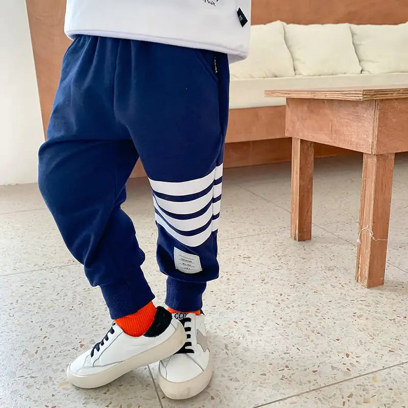 Blue boys' casual sports trousers by Alvionz.de, comfortable fit, suitable for active wear, shown on a 160cm boy.