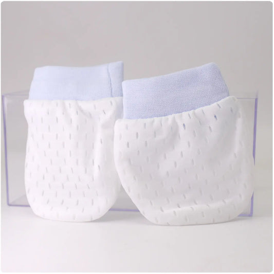 Adjustable anti-scratch mittens for infants and newborns by Alvionz.de in a colorful mix, designed to protect delicate skin.