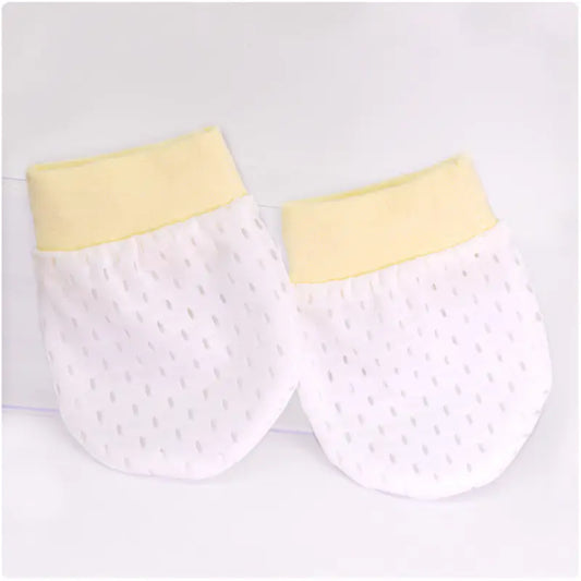 Adjustable anti-scratch infant mittens in various colors by Alvionz.de for newborns and babies to prevent scratching.