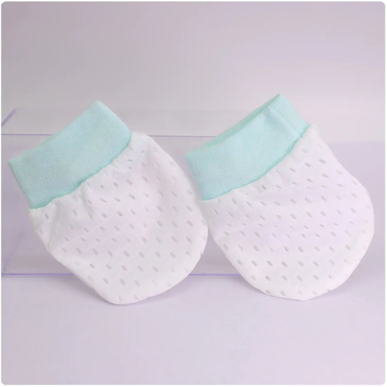 Adjustable anti-scratch baby mittens by Alvionz.de in multiple colors, designed for infants and newborns to prevent scratching.